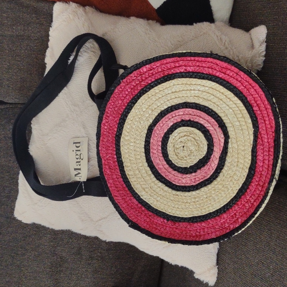 Magic NWT wheat straw shoulder bag